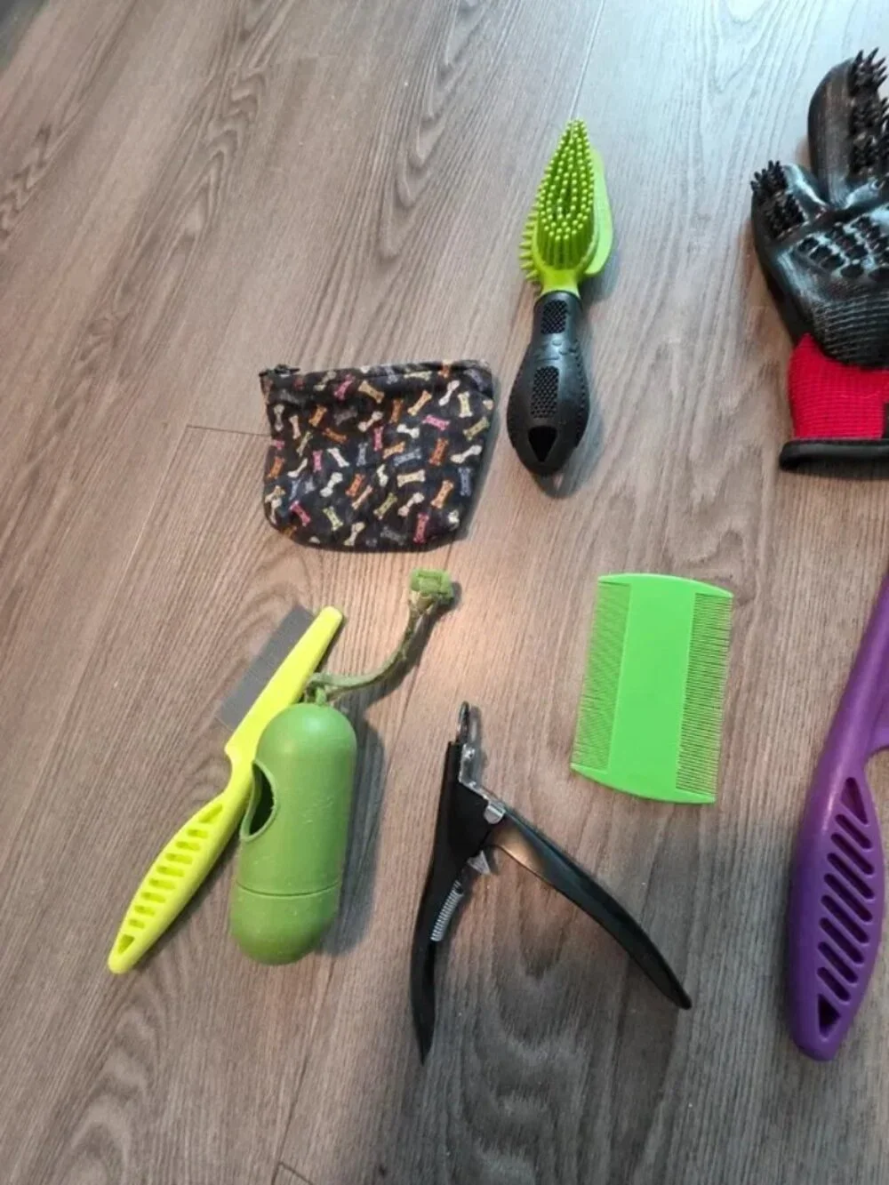 Pet grooming gloves and accessories set
